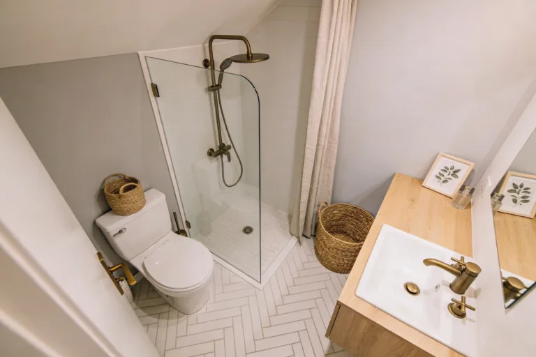 6 Toilet Closet Ideas with Smart Layouts: Chic Tiny Spaces